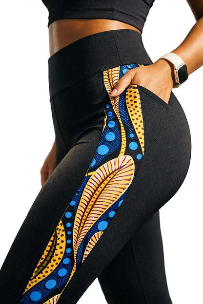 KRE Prime black leggings with a colorful peacock feather print down the side and pockets. Made of polyamide and spandex.