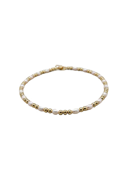 KRE PRIME women’s freshwater pearl necklace with elegant, natural pearls on a delicate chain, suitable for formal or casual wear.
