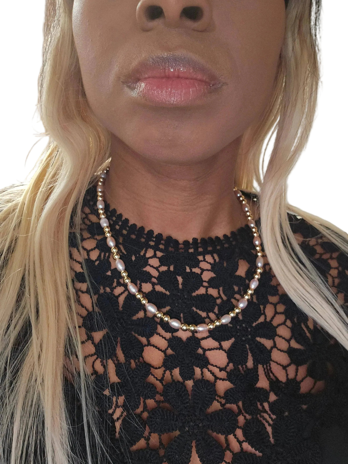 KRE PRIME Women’s freshwater pearl necklace with elegant, natural white pearls on a delicate chain.