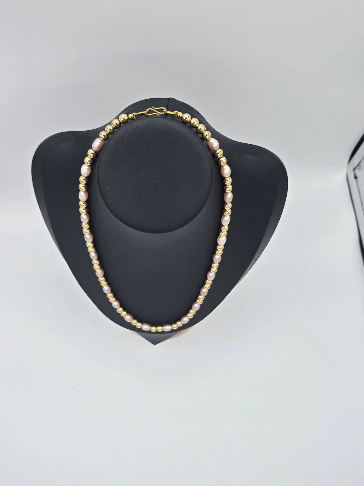 KRE PRIME women’s freshwater pearl necklace with elegant white pearls, showcasing a classic and refined jewelry piece.