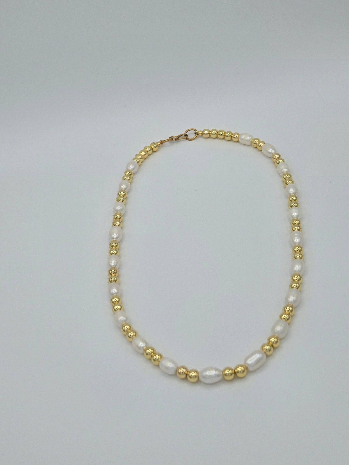 KRE PRIME women’s freshwater pearl necklace with elegant, natural white pearls on a delicate chain.