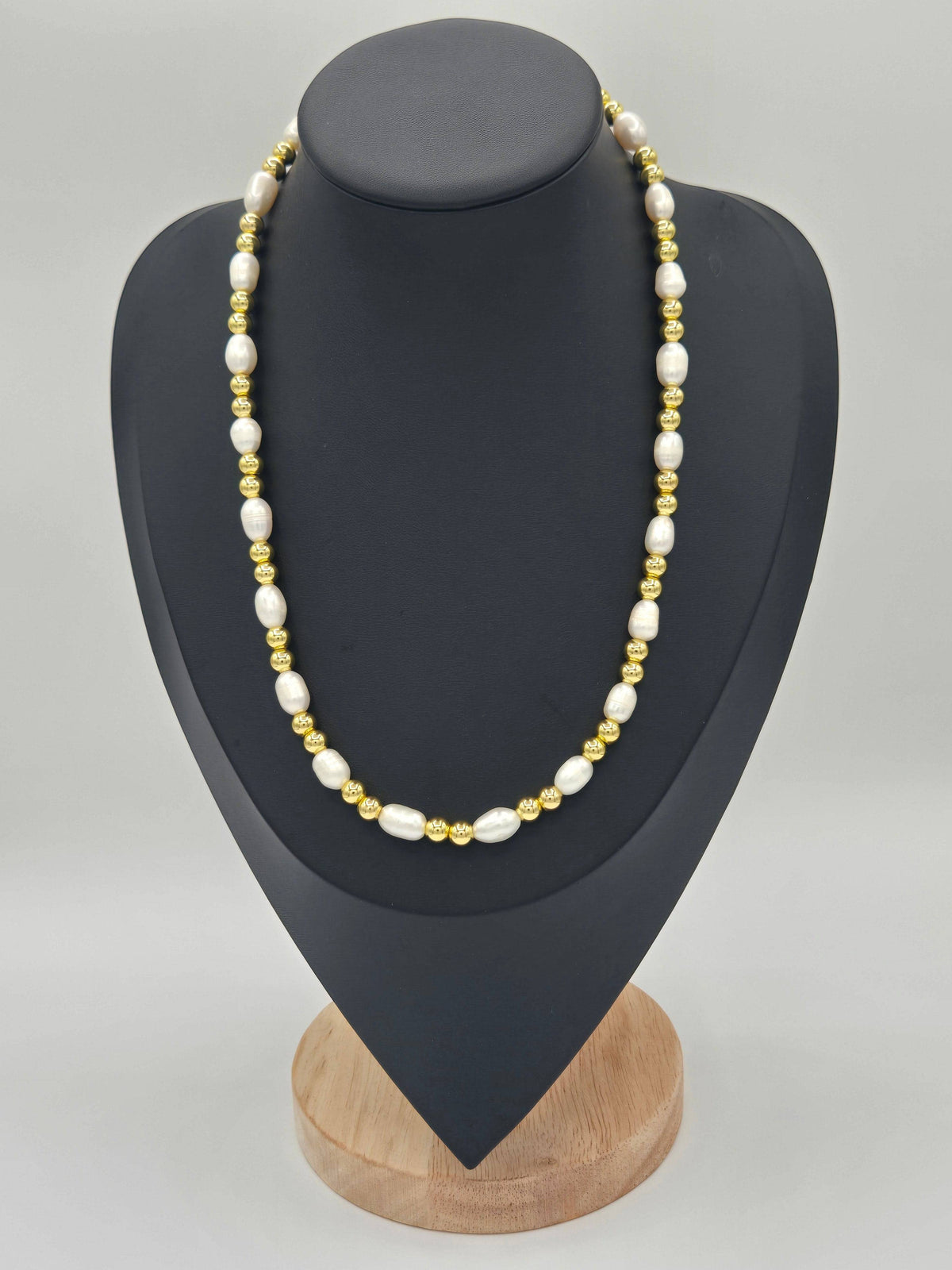 KRE PRIME Women’s freshwater pearl necklace featuring elegant, natural white pearls on a delicate chain.